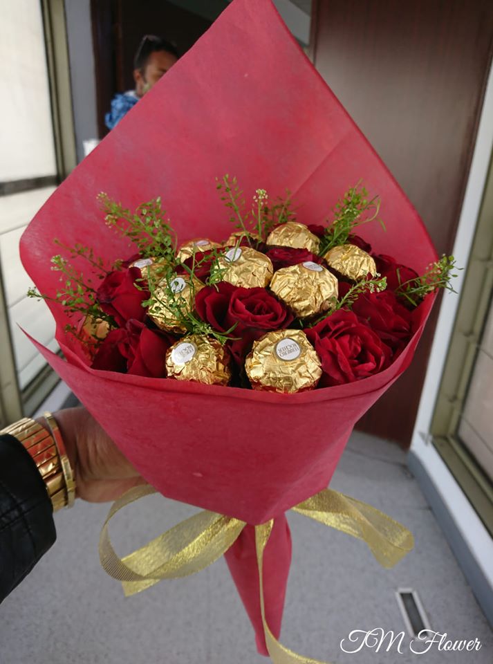 2TM-Bouquet de 12 roses + ferrero rocher (rouge-blanche-saumon-rose- jaune)